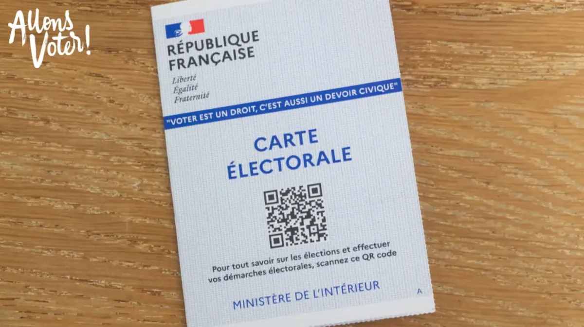 Une carte électorale de la République française posée sur une table en bois, portant la mention « Voter est un droit, c'est aussi un devoir civique » et un QR code, accompagnée du slogan « Allons voter ! ».