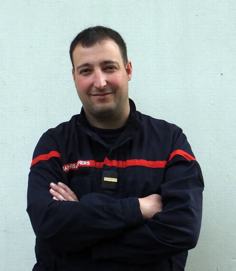Portrait de l'adjudant Fabian Keller, chef de corps, en tenue de sapeur-pompier