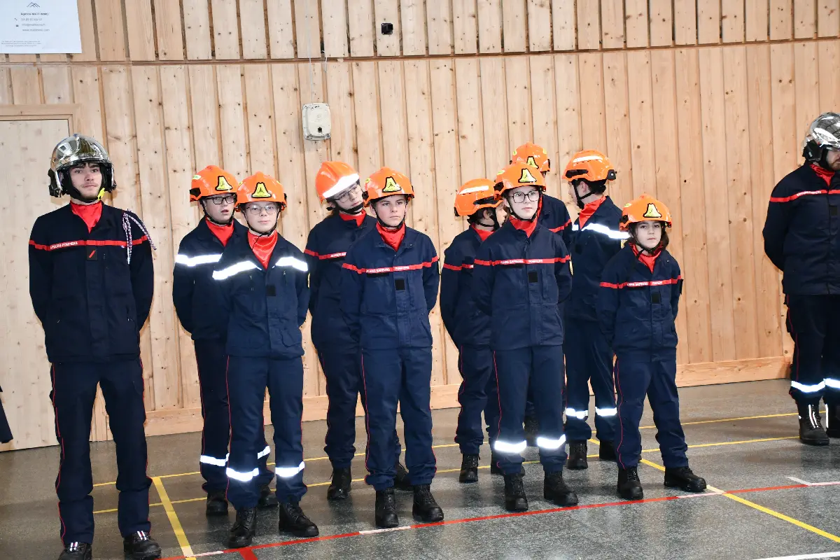 Les jeunes sapeurs-pompiers de Spechbach / Saint-Bernard alignés en tenue et casque lors d'une formation