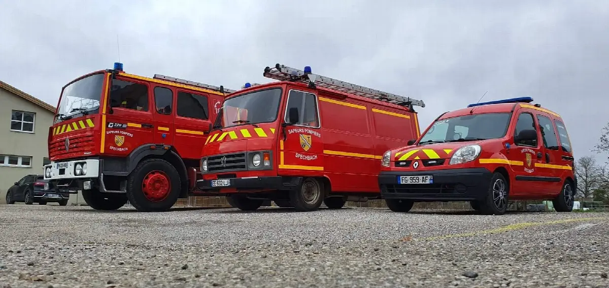 Les trois véhicules rouges du corps des sapeurs-pompiers de Spechbach alignés devant la caserne